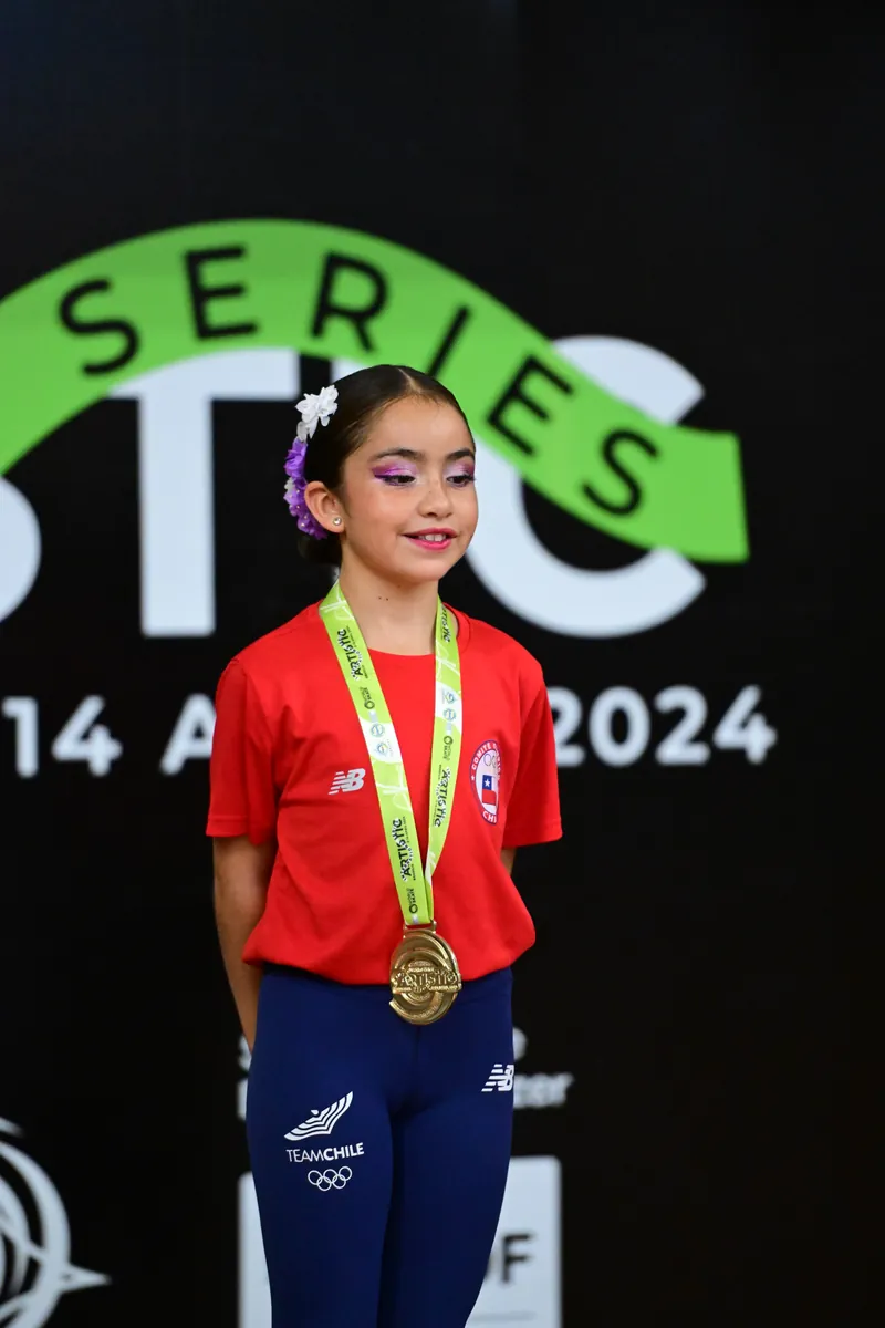 Agustina en el podio con su medalla de oro en Brasilia 2024