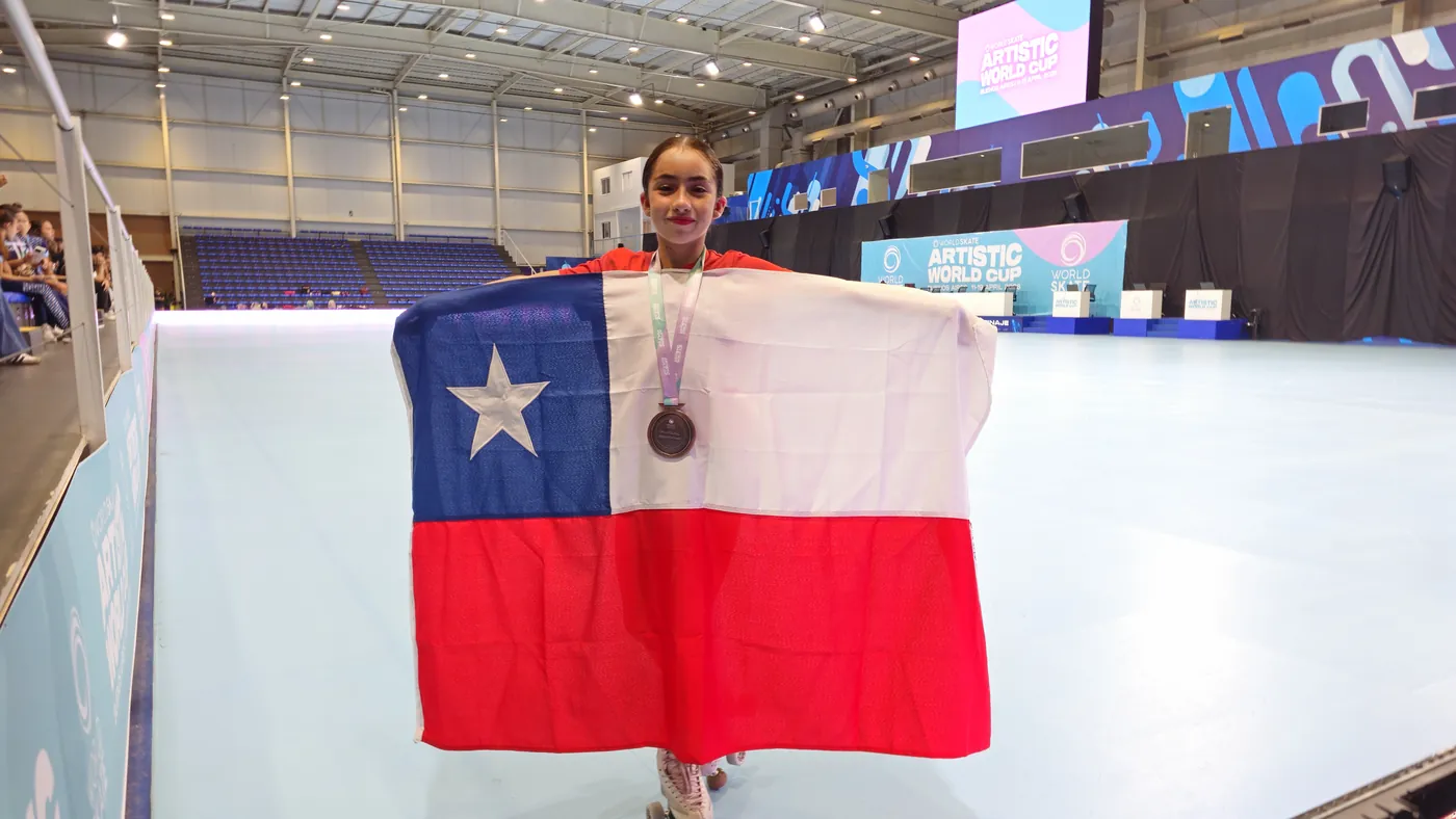 Agustina con la bandera de Chile y su medalla