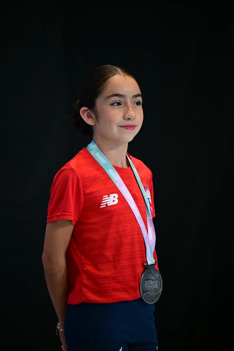 Agustina con su medalla del Artistic World Cup 2026