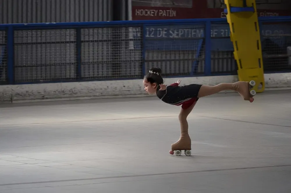 Agustina muy pequeña patinando en sus inicios